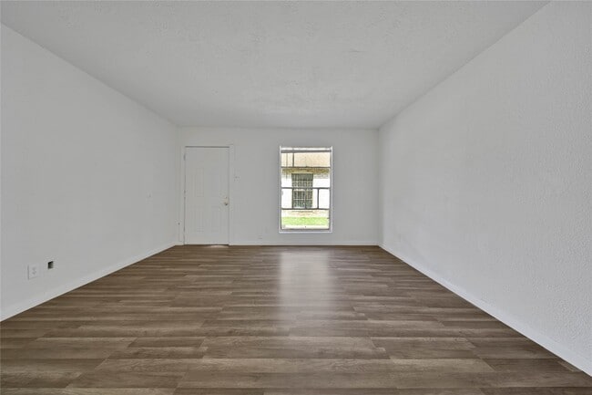 Building Photo - 10006 Neuens Rd