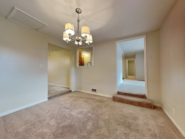 Building Photo - 4 bed 2 bath in Fishers!