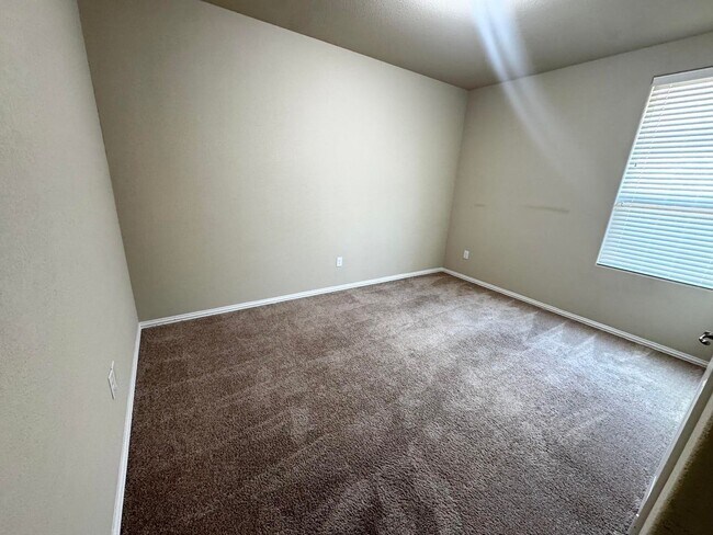 Building Photo - 4 Bedroom 2 Bathroom For Rent