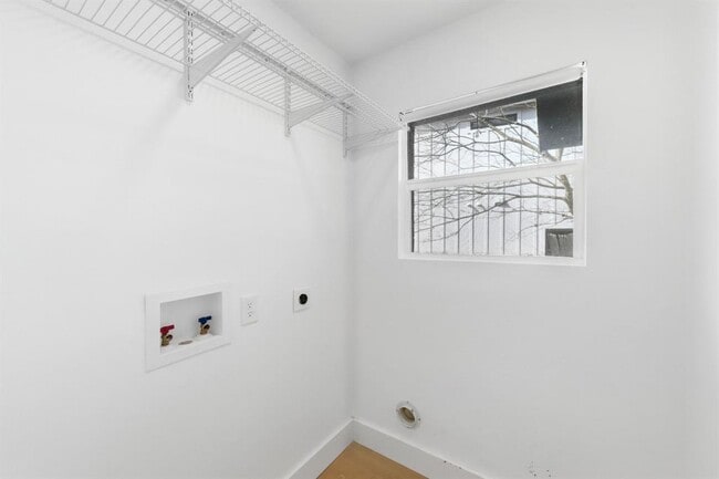 Building Photo - 919 Walter St