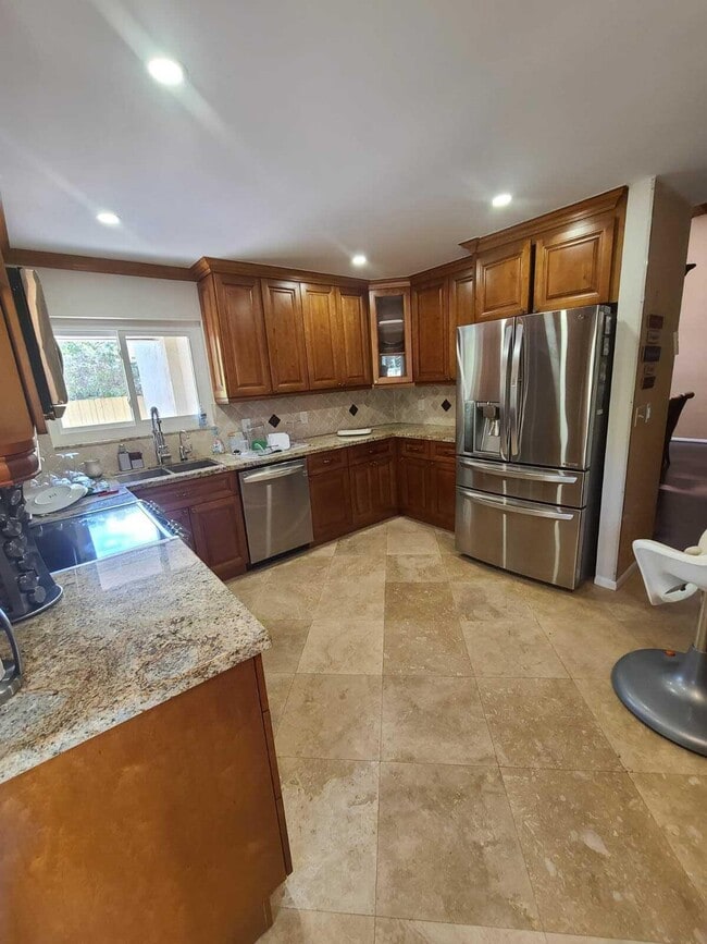 Building Photo - 7813 Kenway Pl W
