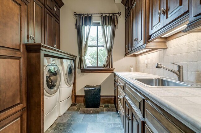 Building Photo - 5701 Mistletoe Ct