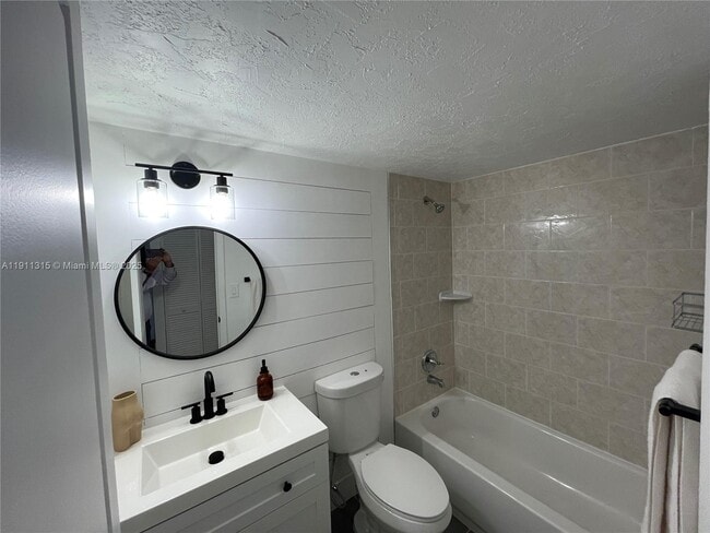 Building Photo - 10011 Winding Lake Rd