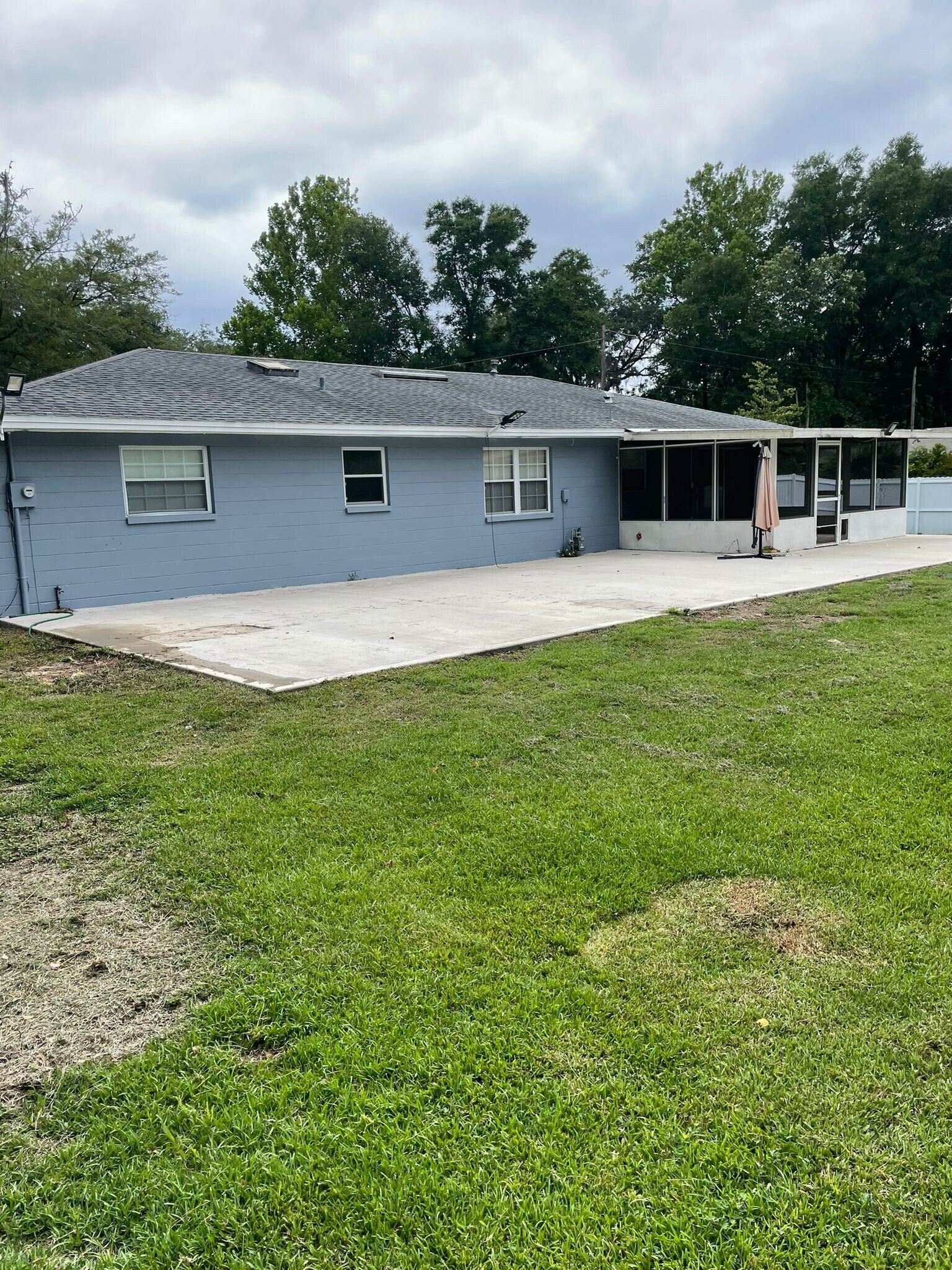 Building Photo - 1704 NW 39th Ter