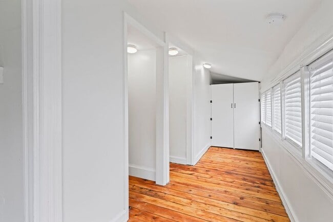 Building Photo - 2 New St