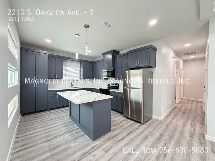 Building Photo - 2213 S Oakview Dr