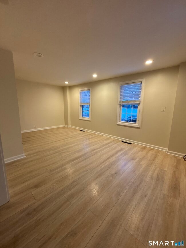 Building Photo - 456 N Main St