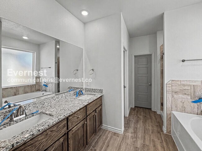 Building Photo - Limited Time Special Offer / 3 Bed/2 Bath Home with Attached Garage / Pet-Friendly / Vouchers Acc...