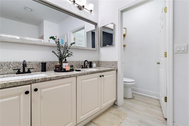 Building Photo - 5343 SW 40th Ave