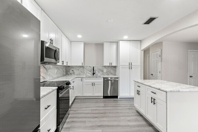 Building Photo - Home For Rent in St Petersburg!