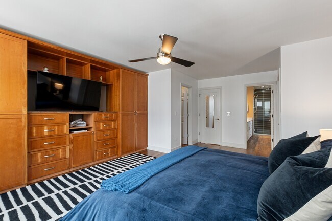 Building Photo - 1527 W Pearson St