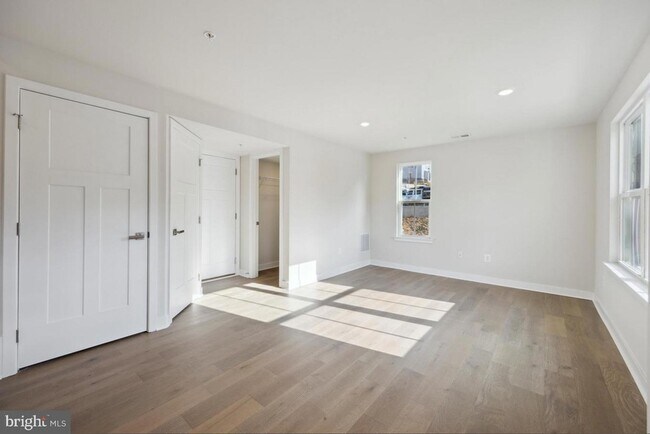 Building Photo - 223 Avalon Dr