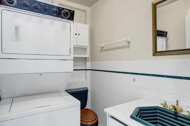 Building Photo - Spacious 4 bed, 2.5 Bath Home with Bonus Room and Pool in Palo Alto!