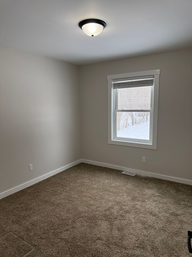 Building Photo - Elizabeth - 321/323