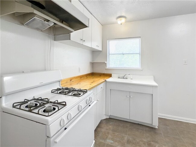 Building Photo - 703 Cherry St