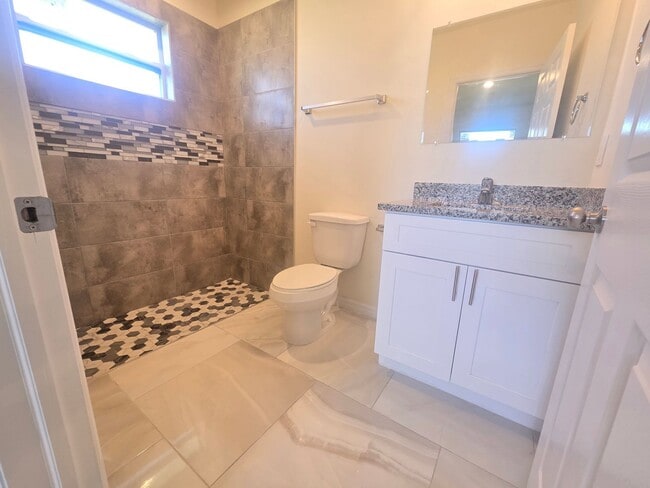 Building Photo - LARGE 3/2/1 -Duplex, prime Location-Lehigh Acres