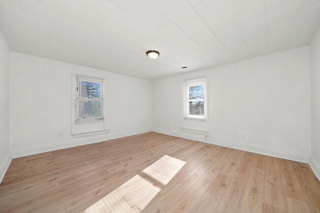 Building Photo - 1097 E Merchant St