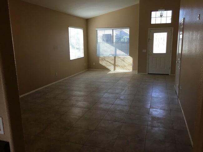 Building Photo - **GORGEOUS 3br/2ba/2garage HOUSE (GREENFIE...