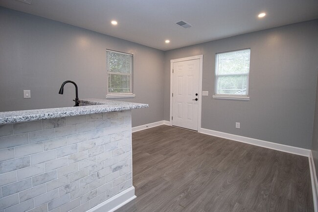 Building Photo - Downtown Columbia Renovated 2BR/1BA | Modern Finishes, Prime Location Near Five Points