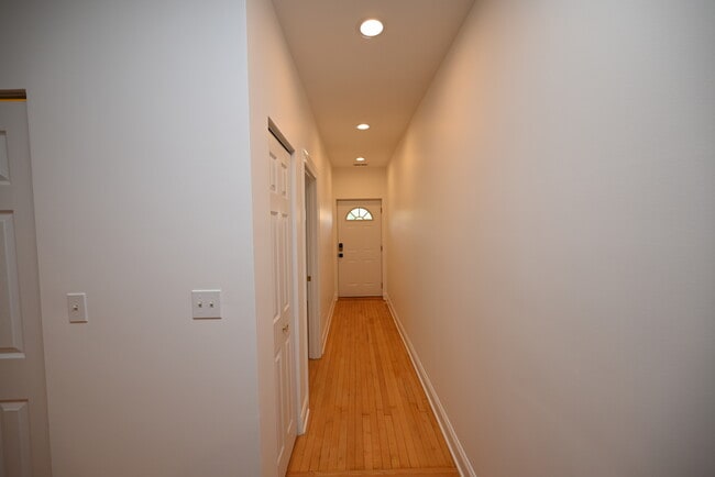 Building Photo - 7404 N Oakley Ave