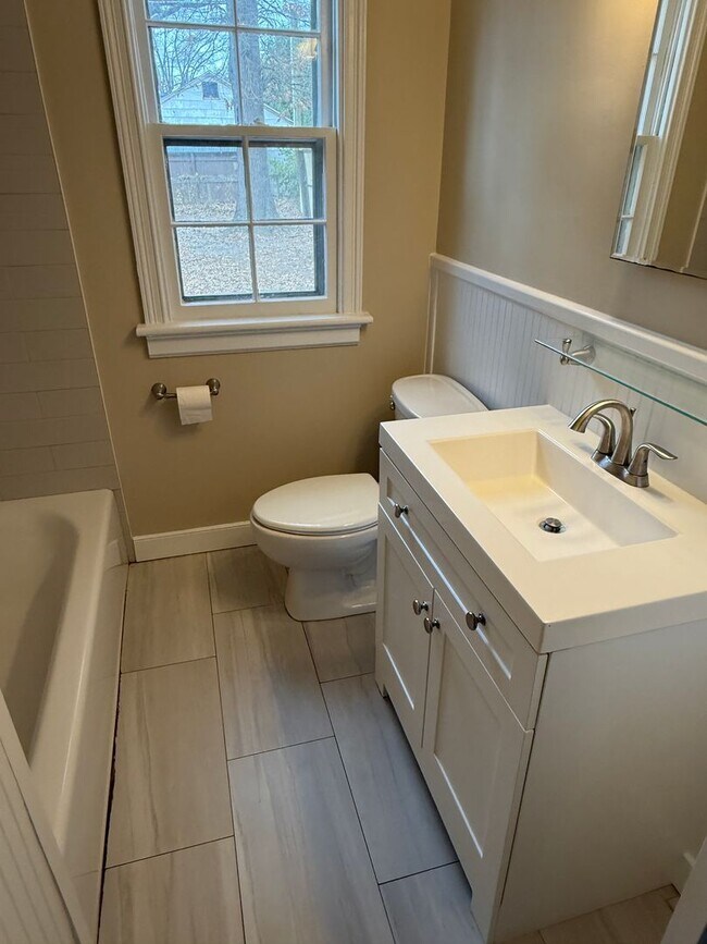 Building Photo - Great Opportunity in Lakeside area