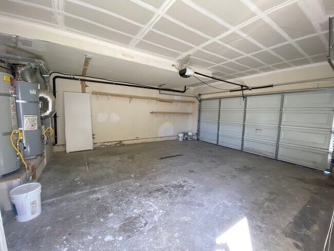 Building Photo - Spacious 5 Bed/4 Bath~