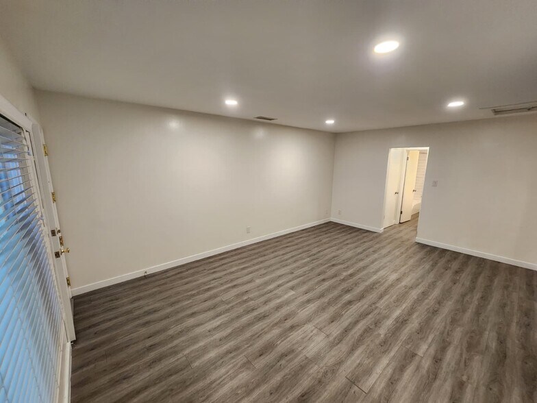 Building Photo - 701 S Osage Ave