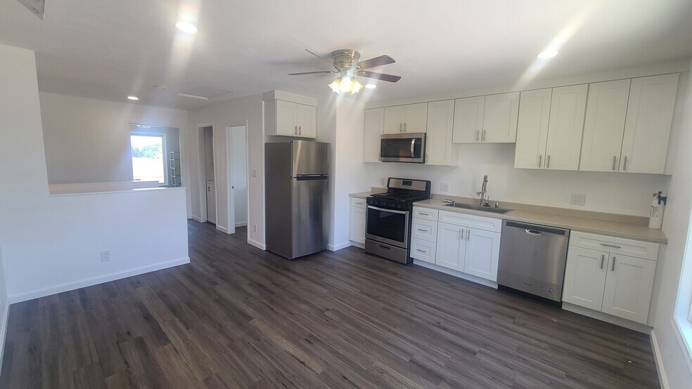 Building Photo - 3704 E Bond Ave