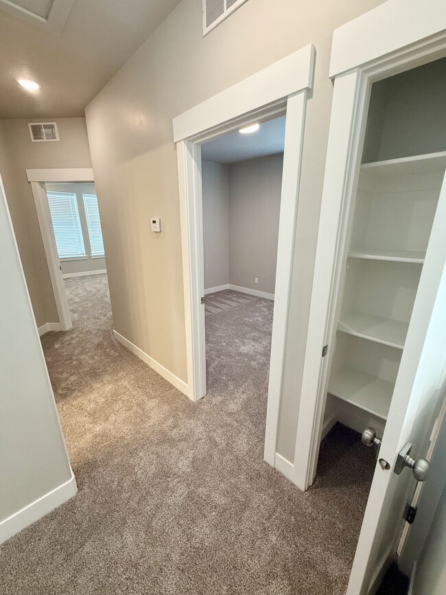 Building Photo - 1063 S 2760 E