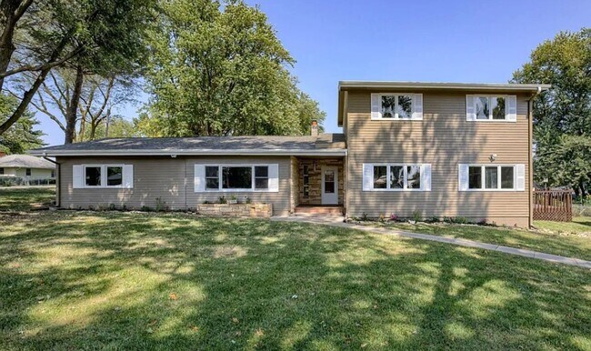 Primary Photo - Country Club 5 Bedroom!