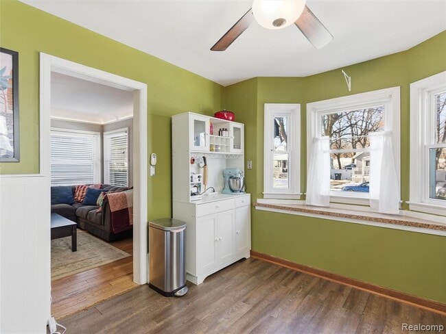 Building Photo - 922 N Maple Ave