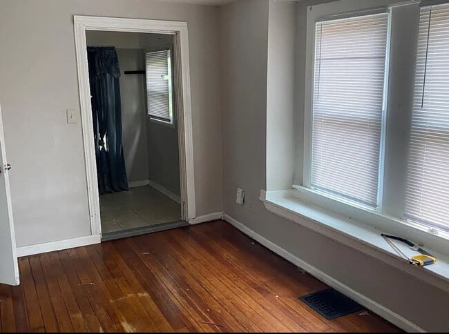 Building Photo - 3 bed 1.5 bath House