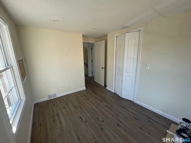 Building Photo - 266 Hebron Ave