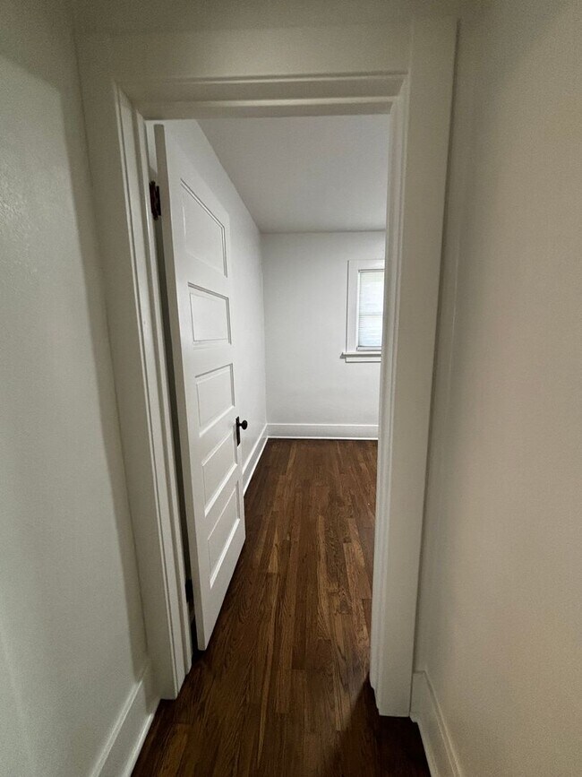 Building Photo - 1117 W 31st St