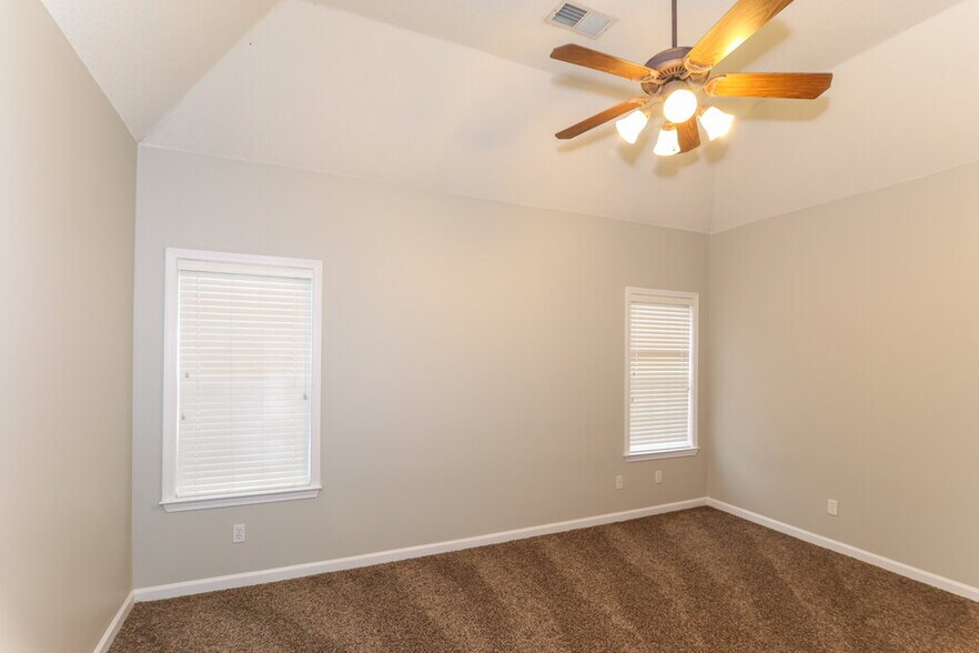 Building Photo - 9921 Greenalder Cove N