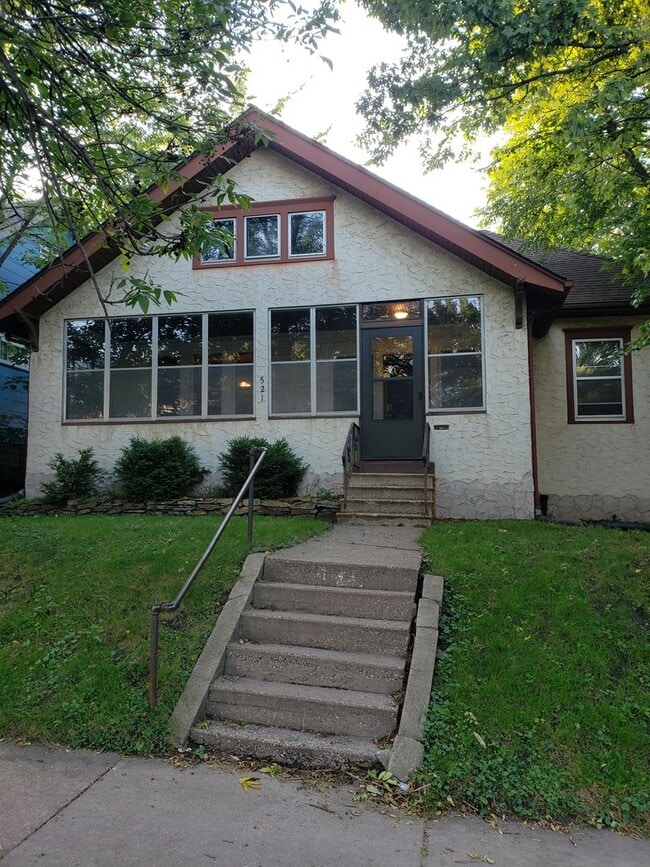 Building Photo - Beautiful 3 bedroom