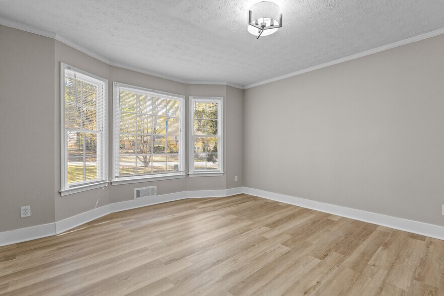 Building Photo - 800 Post Road Cir