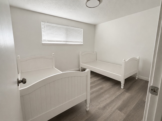 Building Photo - Freshly Renovated 2 Bedroom Orem Apartment!!