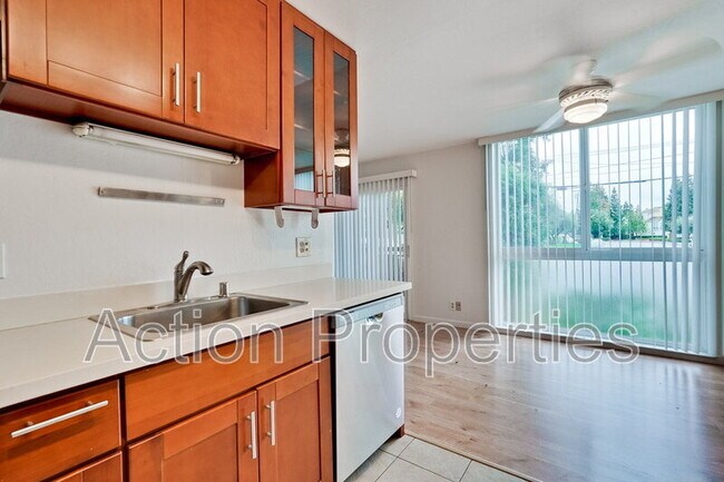 Building Photo - 181 Del Medio Ave