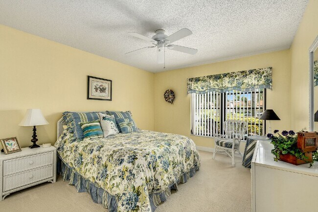 Building Photo - Fully furnished Beachside townhome