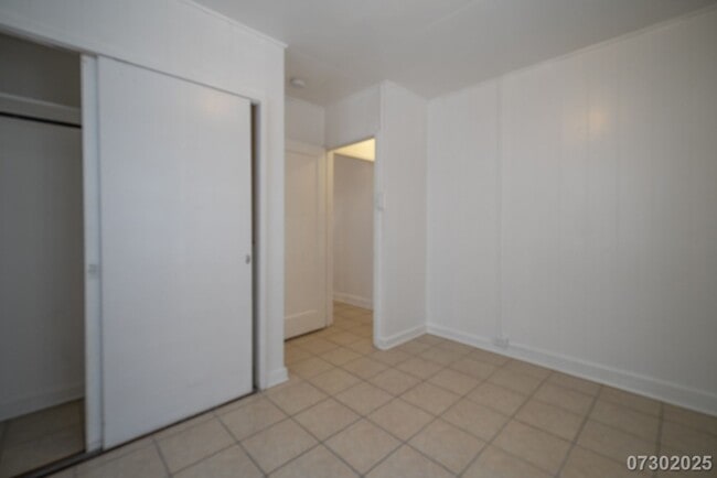 Building Photo - Conveniently Located Moi'ili'ili Apt. near...