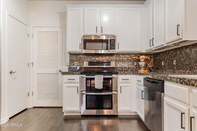 Building Photo - 706 E Washington St