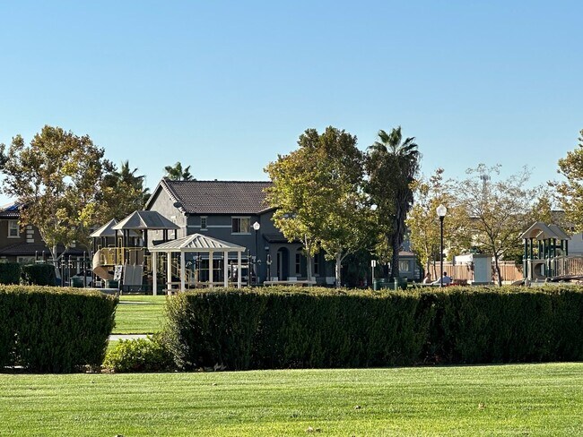 Building Photo - Beautiful Northside Los Banos Rental