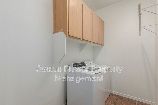 Building Photo - 749 E La Costa Dr