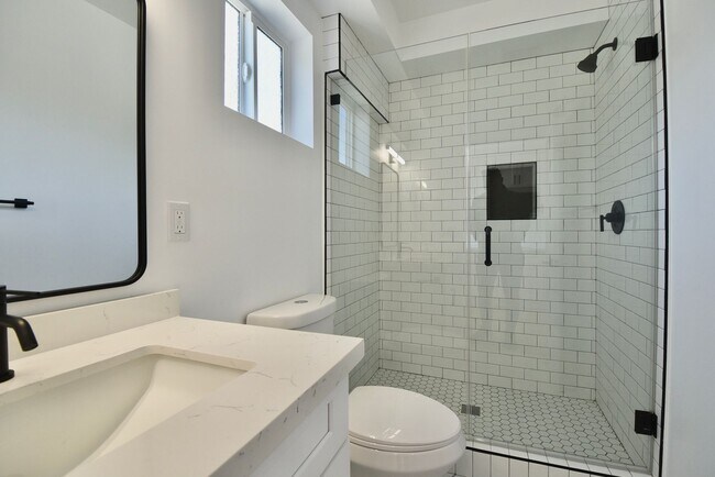 Building Photo - 4565 Hazeltine Ave