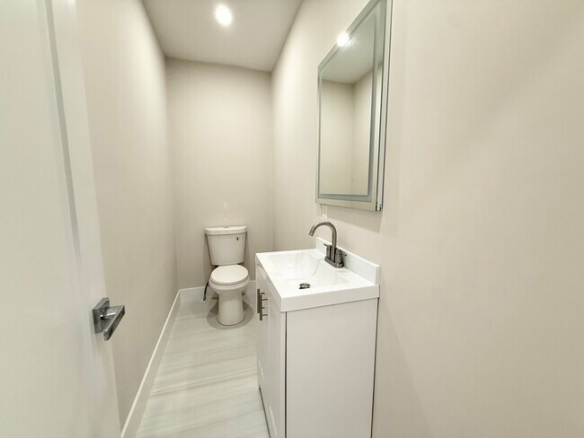 Building Photo - 10 Cawfield St