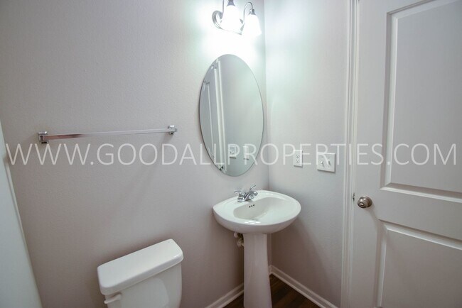 Building Photo - 2 Bedroom 2.5 Bath end unit Townhome in West Des Moines with attached garage