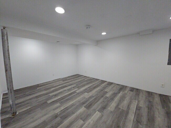 Building Photo - 4 Edam Ct