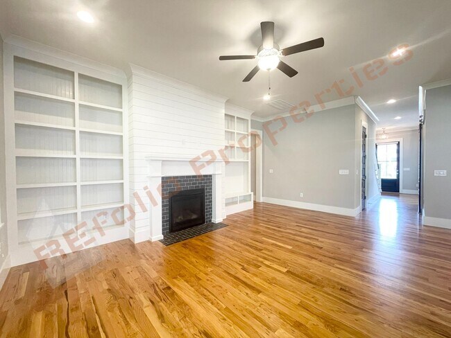 Building Photo - 413 Ancient Oaks Dr