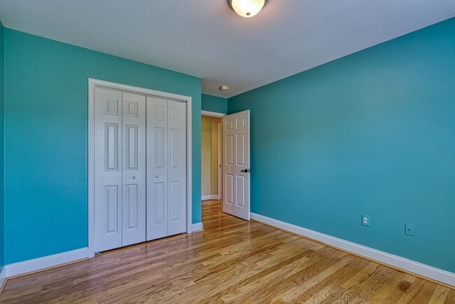 Building Photo - 210 Rivermill Ct